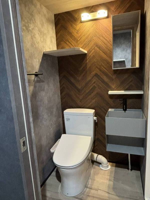 グレーの洗面台でスタイリッシュ。ウォシュレット付き。