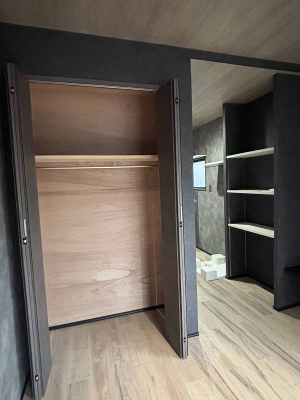 折れ戸クローゼット、可動棚など収納スペースを確保。