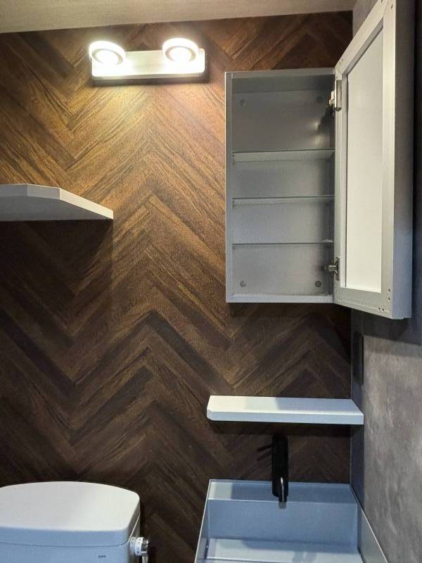 キャビネット付きミラー。