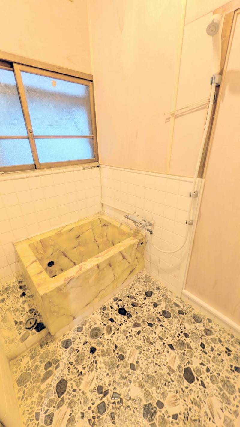 お風呂の壁はリフォーム中です