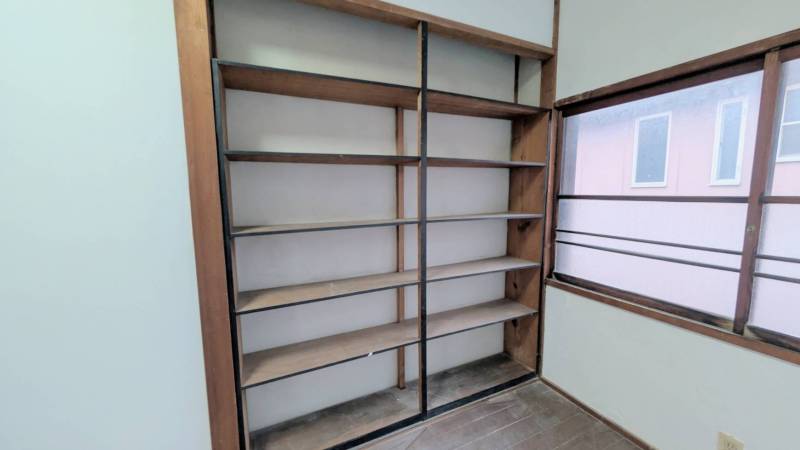 備え付けの棚完備