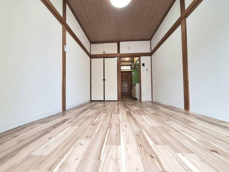 床と壁紙は新品です