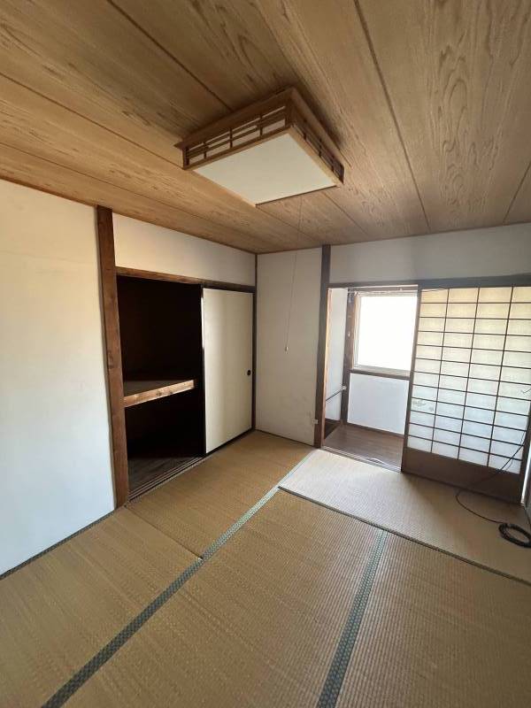 1階と2階に分かれて和室が2部屋になります。