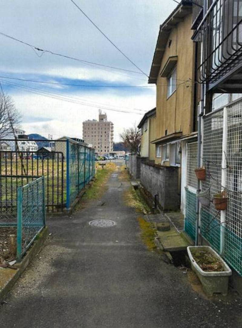 この通路の奥にあります。