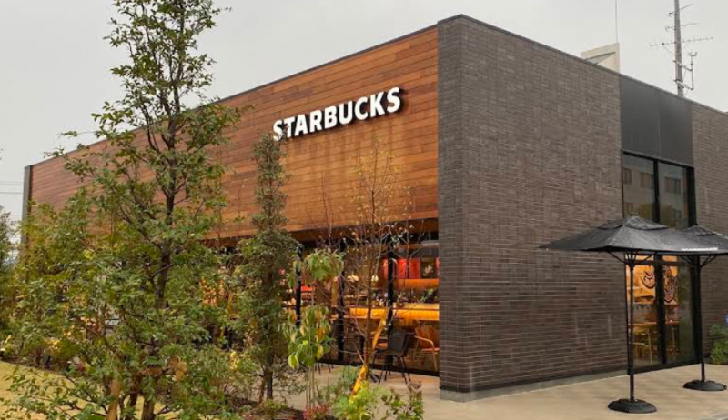 スターバックスが近く、おしゃれなカフェタイムが過ごせます♪