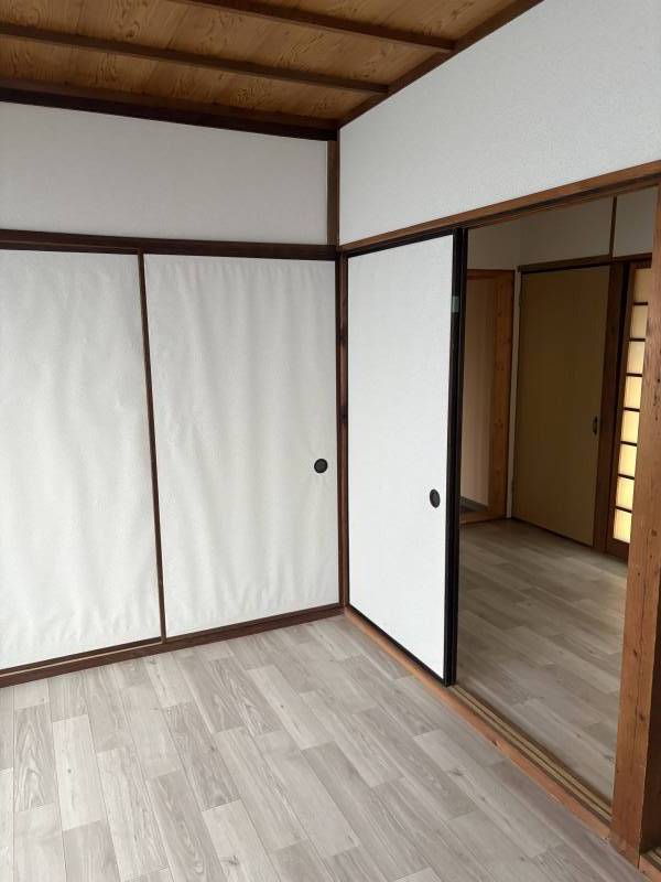 襖張り替え済み。フローリング、壁紙新品