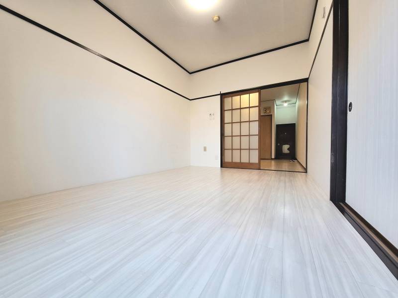 ベランダ側から見た寝室