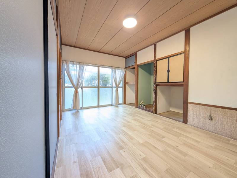 1階洋室。日当たり良し、作り付け収納も大活躍♪