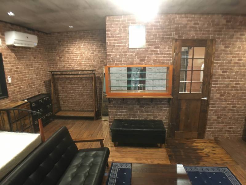 キッチンから居室へ。右手扉の奥はガレージ。