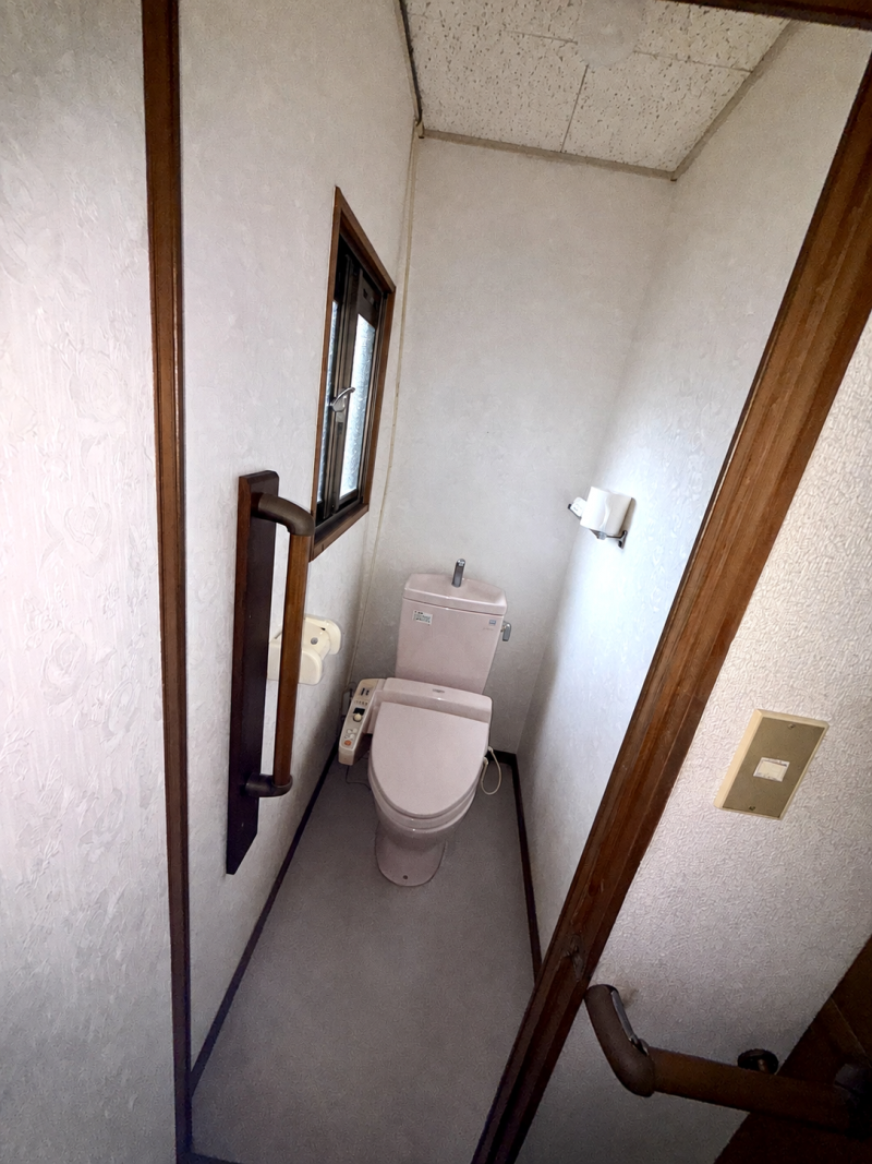 窓付き・温水洗浄便座付きトイレ