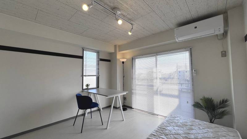 最上階・角部屋の明るいお部屋です。家具をお付けすることも可。
