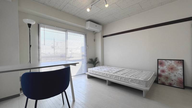 最上階・角部屋の明るいお部屋です。家具をお付けすることも可。