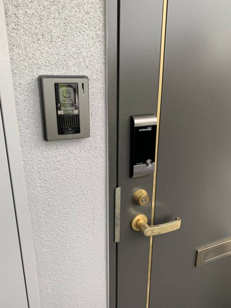 玄関キーは、ICタグ又は暗証番号で開き、オートロックです。