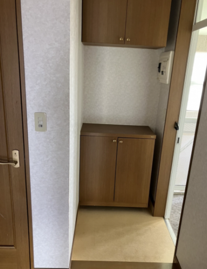 玄関はコンパクトながら機能的です。