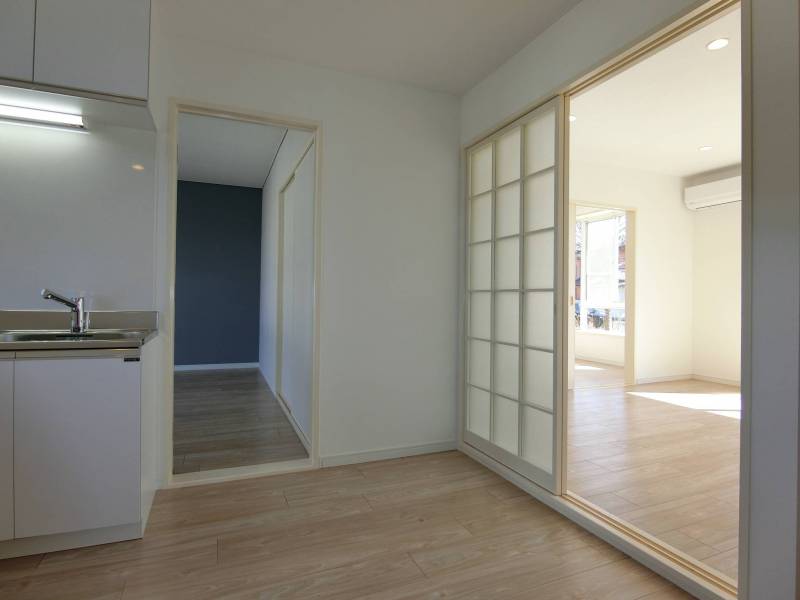 ダイニングからリビングと奥の洋室の臨む