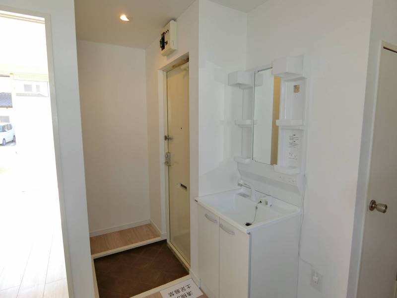 外出後すぐに手洗いできる洗面（新設）玄関照明人感センサー付き