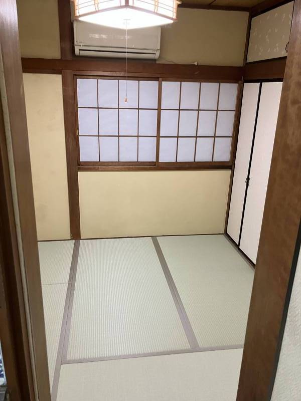 一階和室2部屋あります。壁は漆喰です。