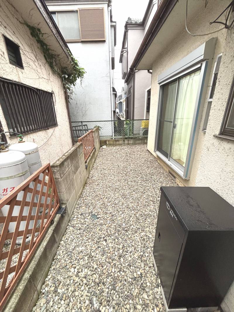 庭（玄関横）
バイク、自転車も置けます。