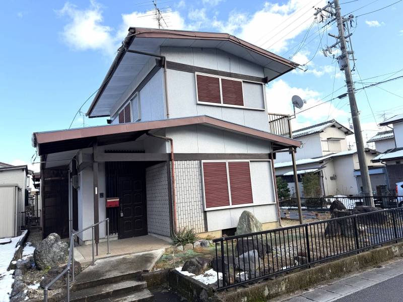 玄関は西側です。