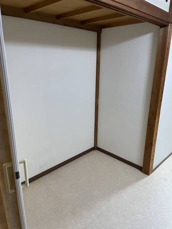 壁は白で清潔感あります！