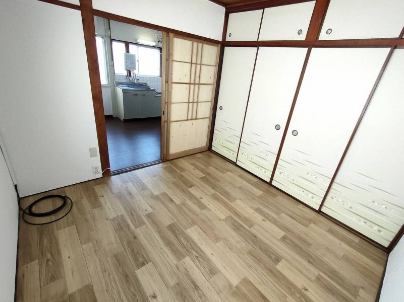 洋間4.5帖（奥はダイニングキッチン）
