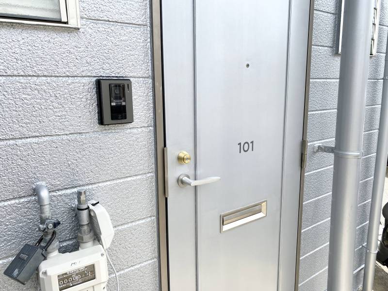 カメラ付きインターフォンでおしゃれな玄関・部屋ナンバー