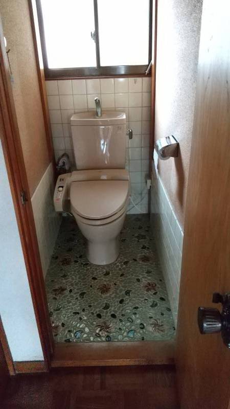 ２階トイレ、ウォシュレット付き