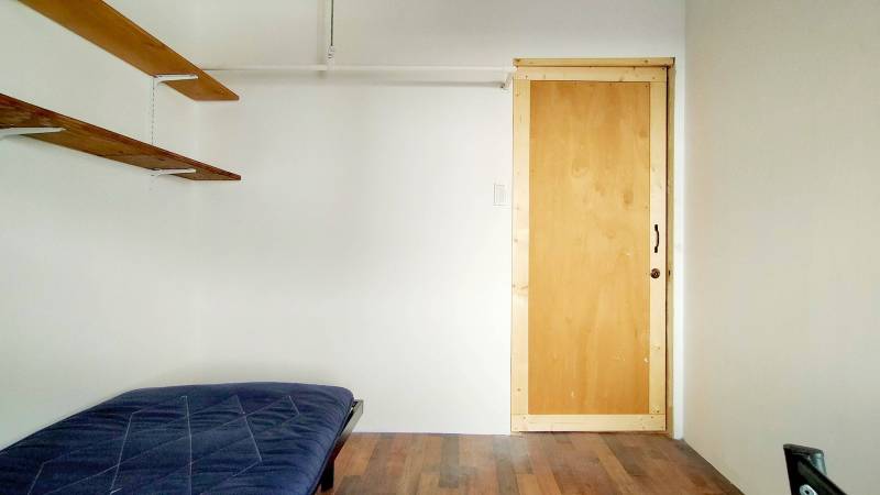 部屋内観２
白いパイプはハンガーラックです。