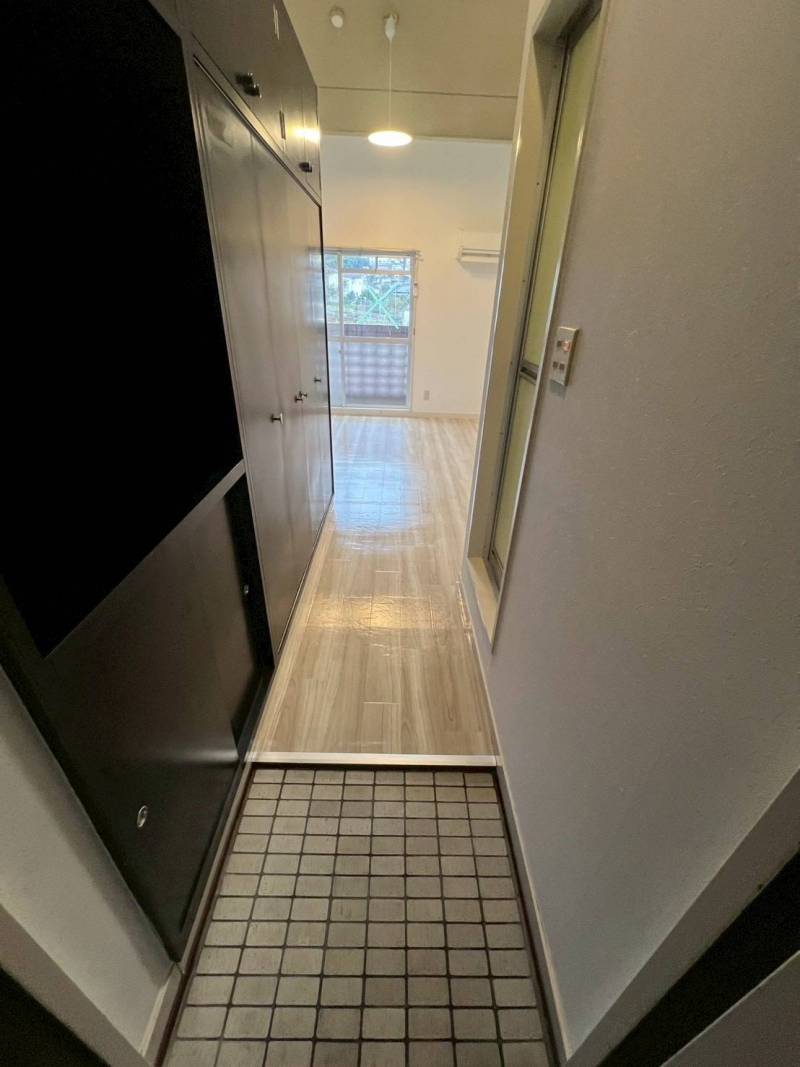 タイル貼りの高級感のある玄関