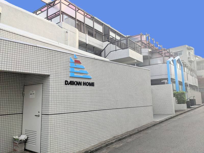 清潔なマンション、広い敷地の落ち着いた中低層マンション