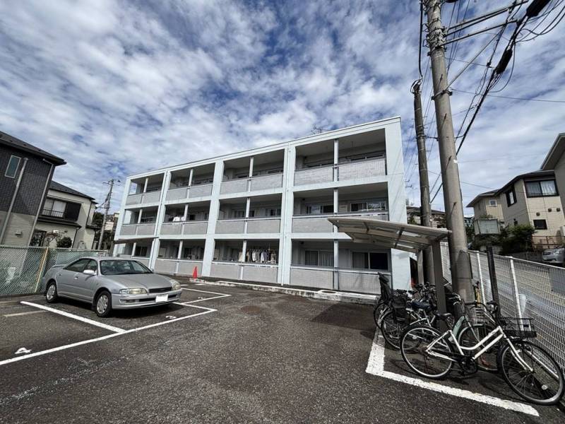 広い敷地内、ストレスフリーな駐車場、駐輪場、専用バイク置き場