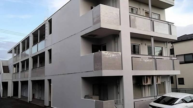 ３F角部屋。隣と完全独立型。広い敷地内。外観はきれい。