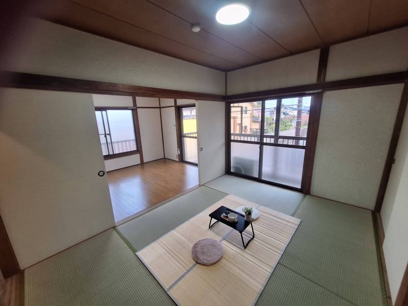 角部屋で三面採光の大変明るく風通しの良いお部屋です。