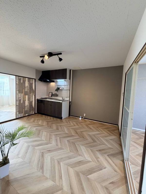 305号室の写真。同じタイプのお部屋で絶賛リフォーム中。