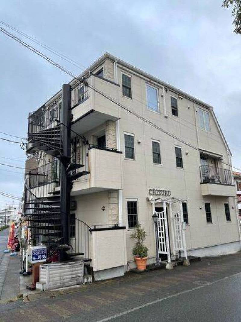 浦安の閑静な住宅街。目の前には桜並木があります。