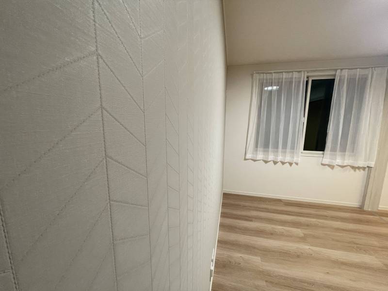 薄めのヘリンボーン柄壁紙