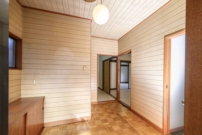 広々とした玄関。左はシューズボックスになります。