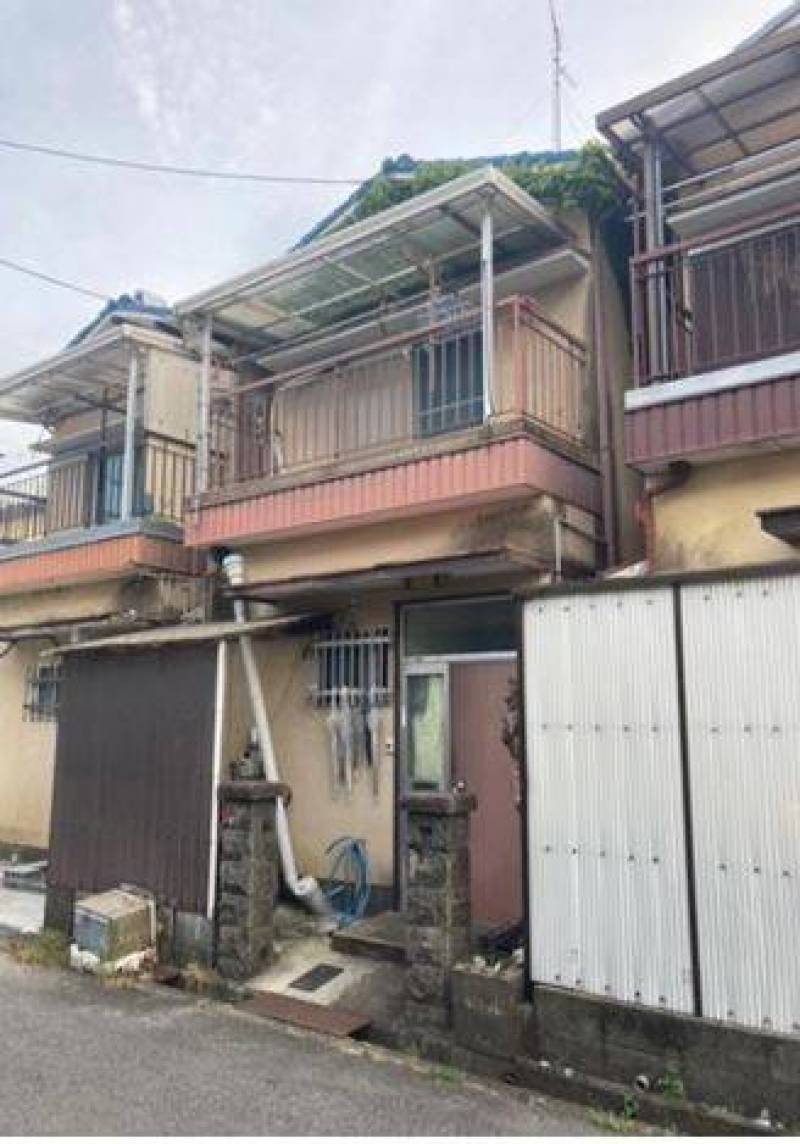 連棟の真ん中になります。
周りは閑静な住宅街