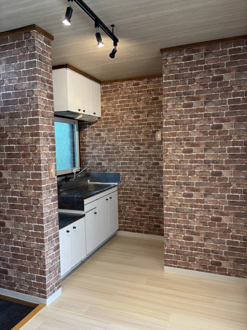 キッチンはレンガ調の壁紙を採用しかっこいいです！