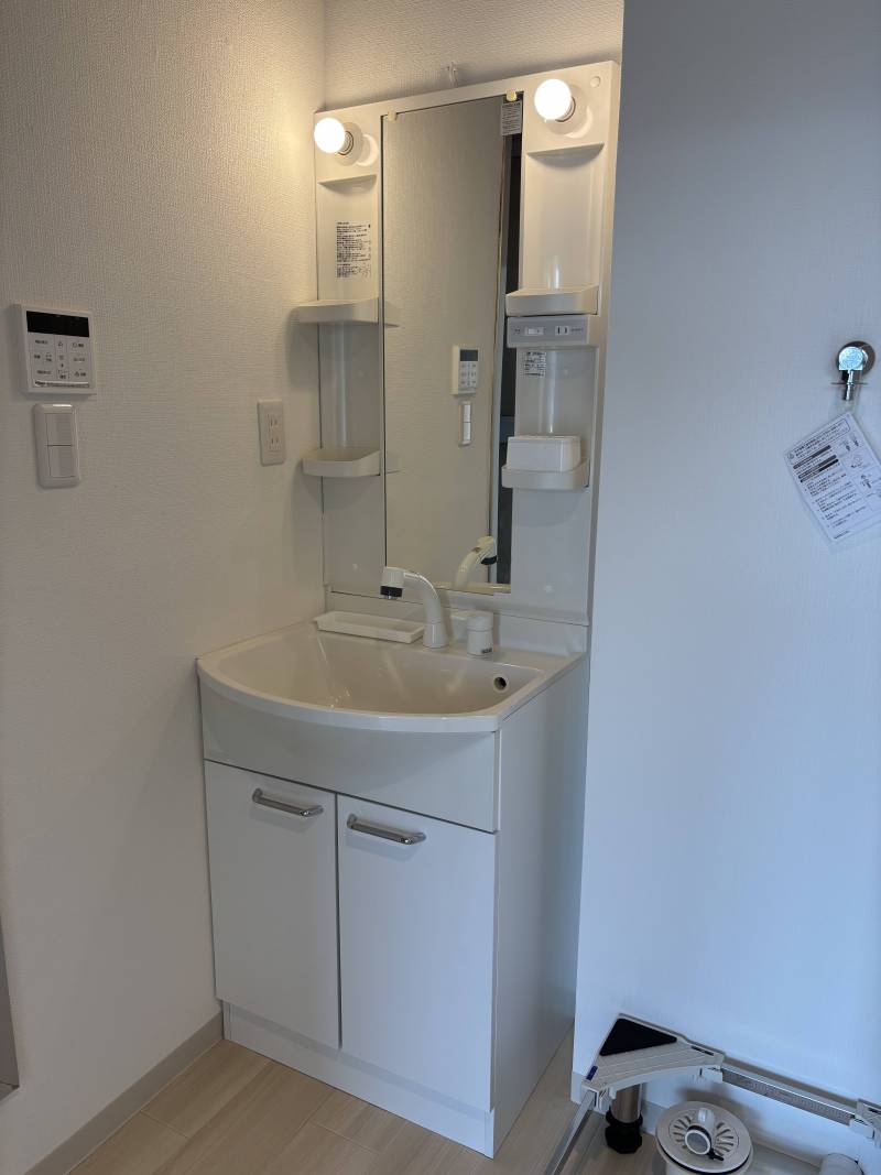 シャワー水栓付きの洗面化粧台です！