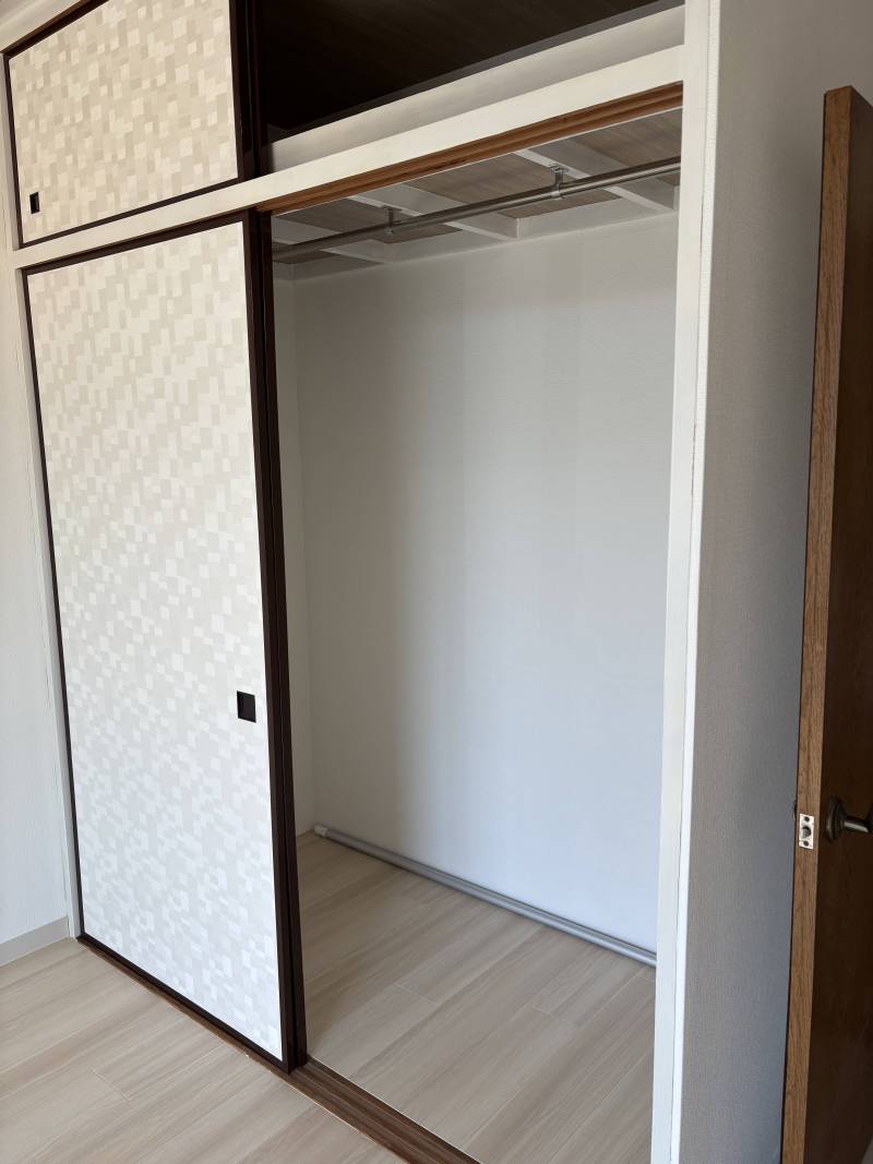 4.5帖の収納は広くハンガーパイプで服を収納できます！