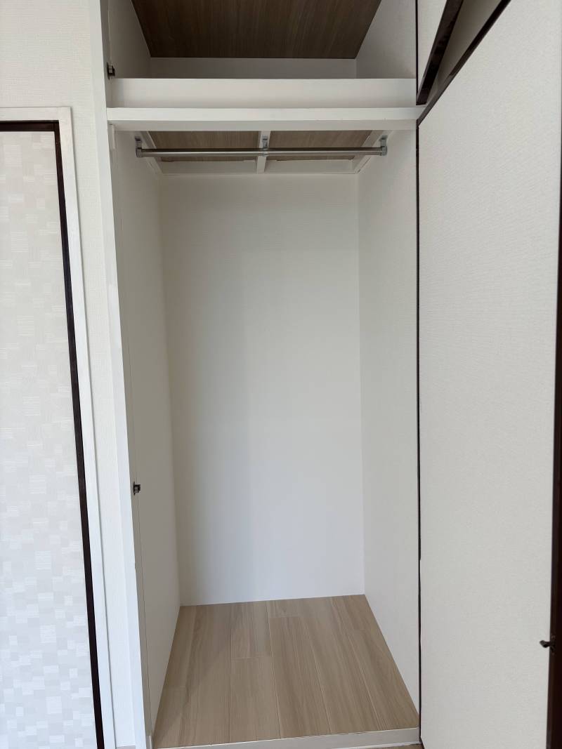 6帖のクローゼットはパイプハンガーで使いやすい！