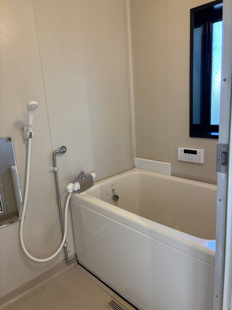 浴室に窓があり、のんびりとバスタイムを過ごせます！