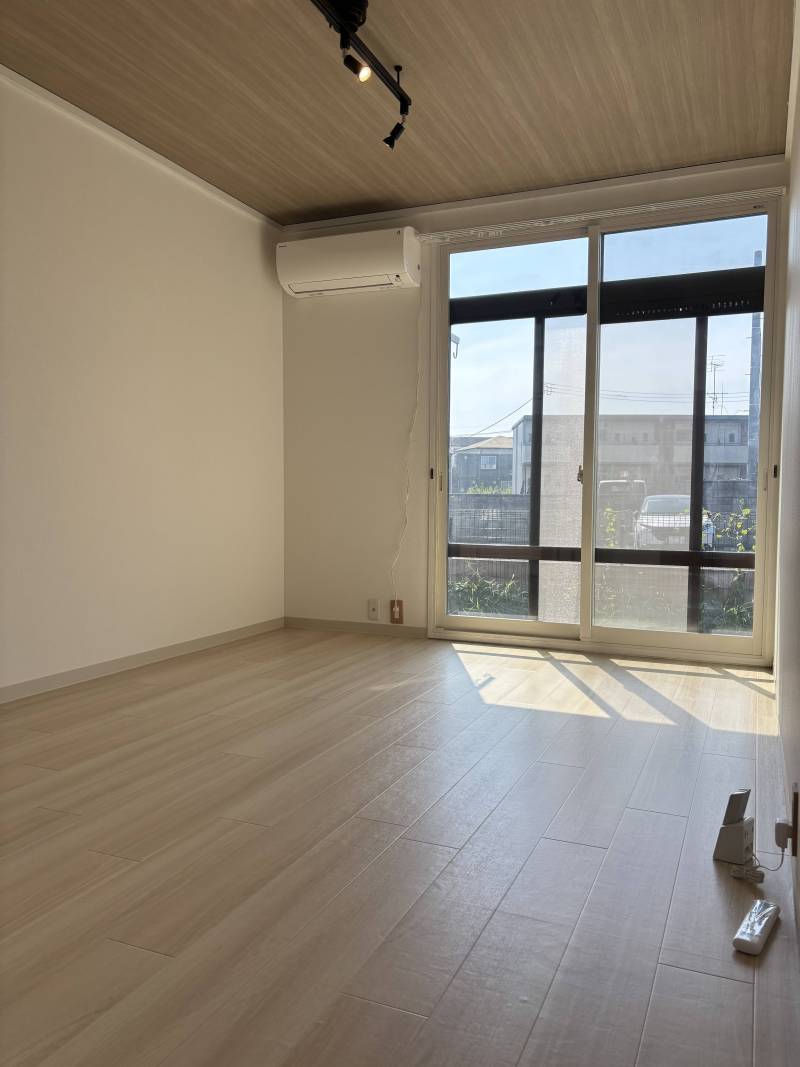 ６帖のお部屋！心地よい木目のおしゃれな内装です！