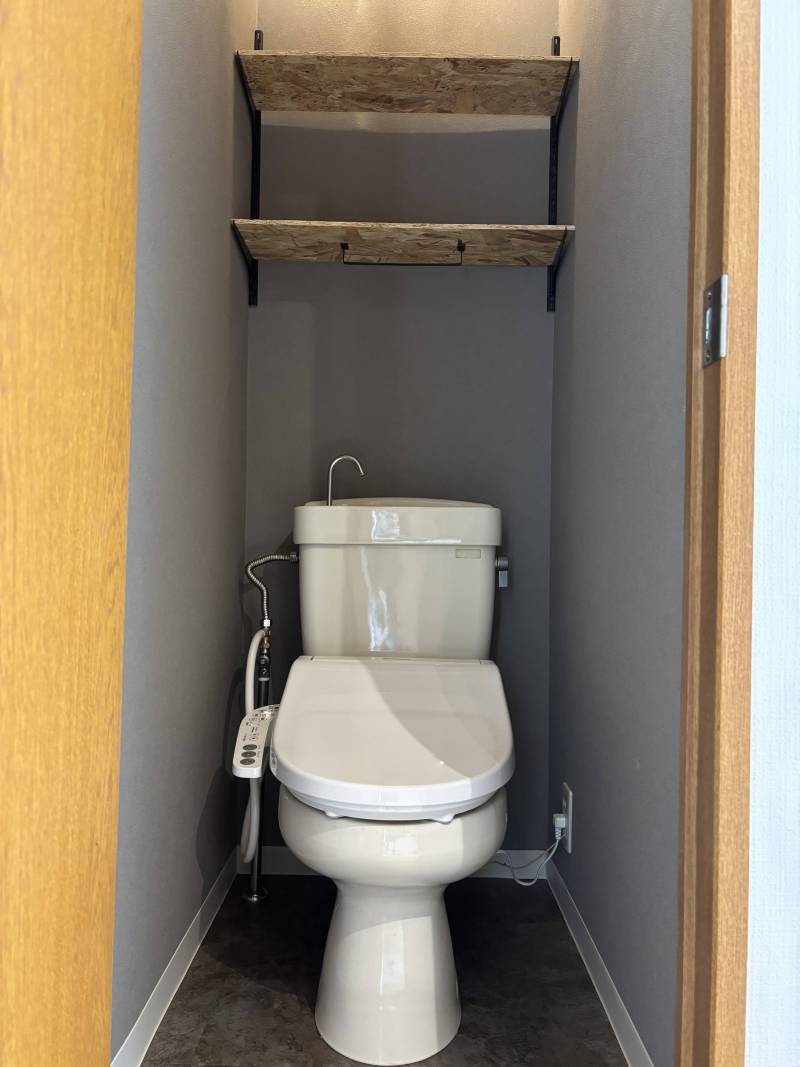 温水洗浄便座付き！便利な可動棚にタオルやペーパーを置けます！