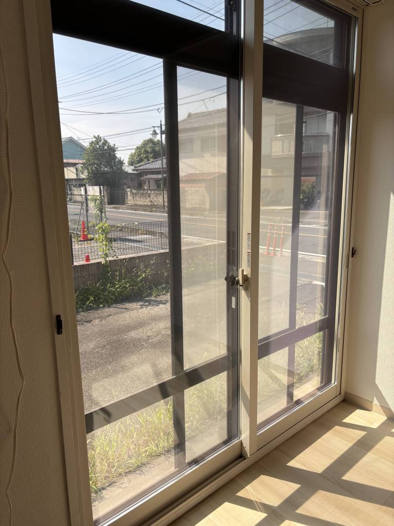 窓は二重サッシのペアガラスになっており防音対策されています！