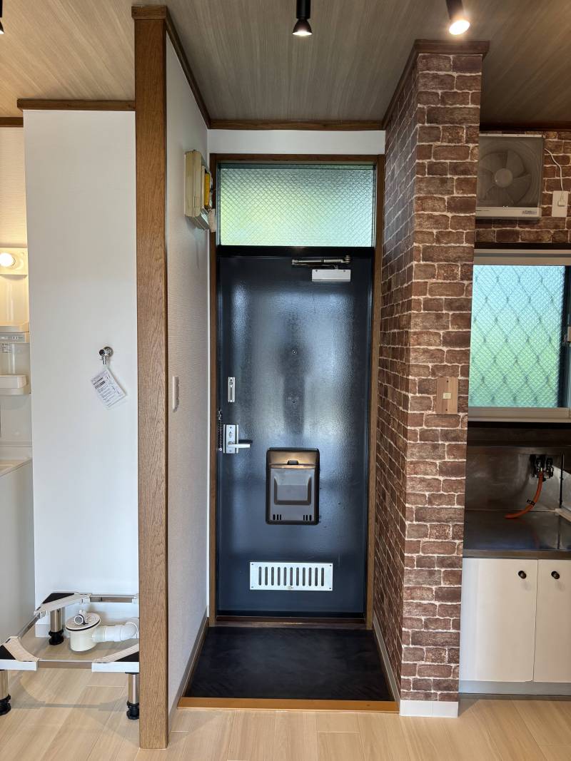 玄関は明暗センサーで夜に点灯し、朝になると消灯します！