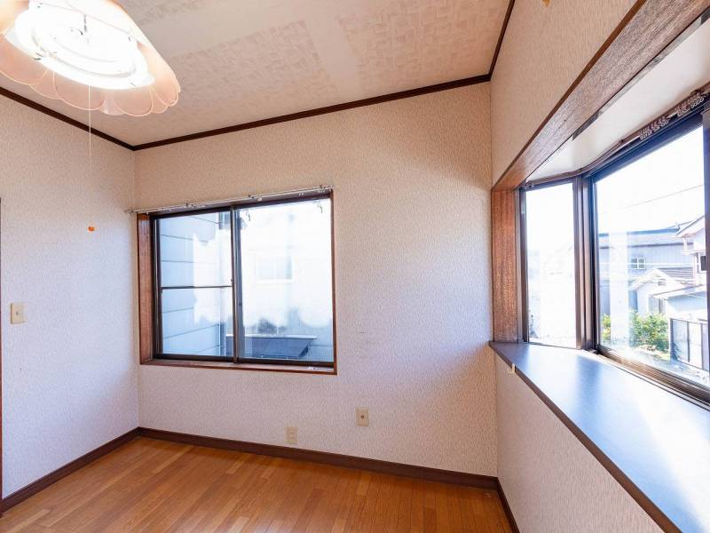 2階洋室です。こちらも2面採光、出窓があります！