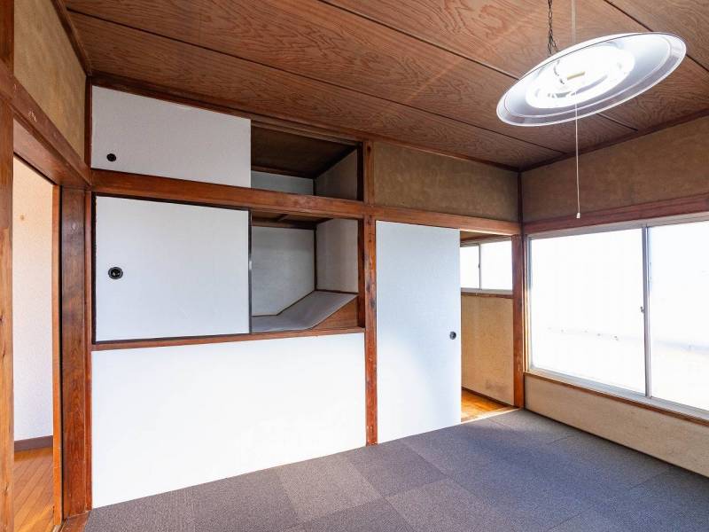 2階カーペットの部屋。2面採光でお日さまがたくさん入ります。