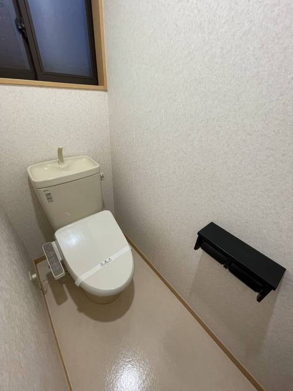 ウォッシュレット付き、スマホ置けるペーパーホルダー付き